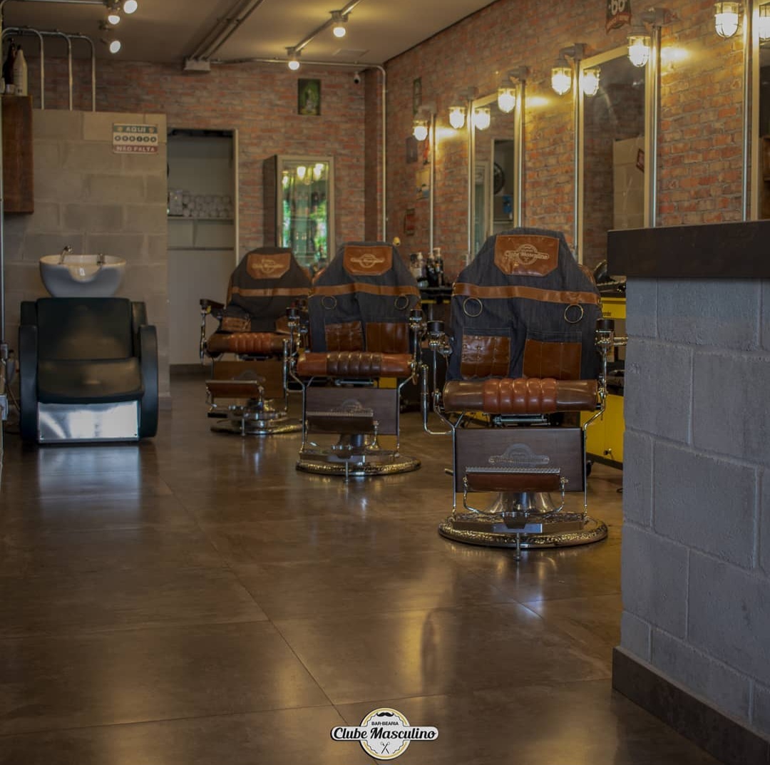 Interior da barbearia com acabamento sofisticado